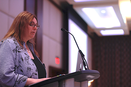 L'avocat générale Laura Pettigrew présentant à l'Association canadienne pour l'étude pratique des aspects légaux affectant l'éducation.