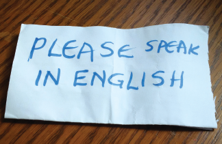 PLEASE SPEAK IN ENGLISH - La famille d’une femme francophone hospitalisée a fourni à notre Bureau cette photo d’une note qui aurait été laissée par le personnel de l’hôpital à son chevet.