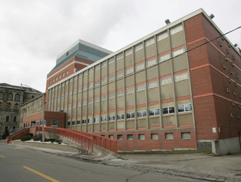 Figure 5 : Prison de Toronto. Photo d'un bâtiment à plusieurs étages fait de briques rouges.