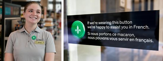 Employée d’une succursale de la Régie des alcools de l’Ontario (LCBO) portant un macaron vert pour indiquer à la clientèle qu’elle peut les servir en français (à gauche) et signalisation (à droite) qui informe le public sur la signification du macaron. (Source : Régie des alcools de l’Ontario)