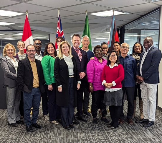 8 novembre 2024 : Le Commissaire aux services en français Carl Bouchard, au centre, entouré des membres de l’Unité des Services en français et d’autres collègues d’Ombudsman Ontario, à notre bureau, à Toronto.