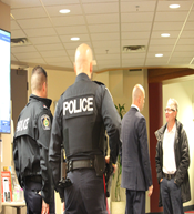 7 décembre 2017, 20 h 44, la police régionale de Niagara, le gestionnaire municipal et le journaliste – photo prise par un membre du public (par. 105).