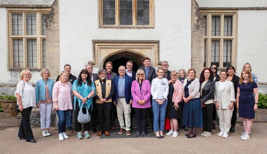 12 juin 2024 : Le Commissaire aux services en français Carl Bouchard à la 8e conférence de l’Association internationale des commissaires linguistiques, entouré des autres membres, à Cardiff au Pays de Galles.