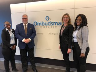 Février 2020 : Parmi les visiteurs que notre Bureau a reçus de l’étranger ce mois-ci se trouvaient Rob Behrens (ici), Ombudsman parlementaire et des services de santé du Royaume-Uni, des enquêteuses de l’Ombudsman du Botswana (ici, sur la photo, avec l’Ombudsman Paul Dubé et l’Ombudsman adjointe Barbara Finlay), et Andreas Pottakis, Ombudsman de la Grèce.