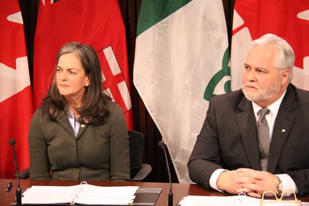 15 janvier 2020 : L’Ombudsman de l’Ontario Paul Dubé présente l’Ombudsman adjointe et Commissaire aux services en français Kelly Burke lors d’une conférence de presse à Queen’s Park.