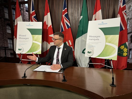 12 juillet 2024 : Le Commissaire aux services en français Carl Bouchard lors de sa conférence de presse à Queen’s Park pour la publication de son rapport d’enquête Messages manqués, à Toronto.