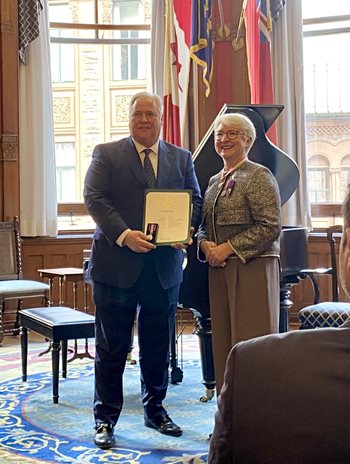 Ombudsman Paul Dubé accepts the King Charles Coronation Medal from Her Honour, Lieutenant Governor Edith Dumont