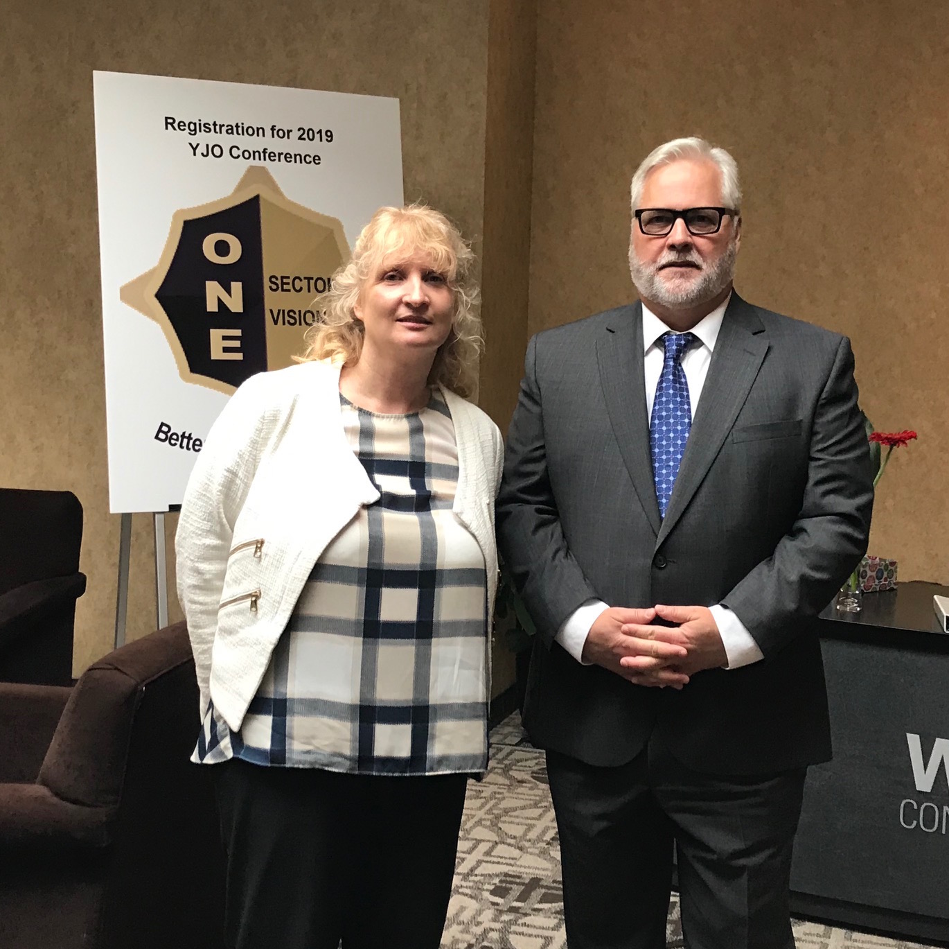 L’Ombudsman Paul Dubé et la Directrice de l’Unité des enfants et des jeunes Diana Cooke assistent à la conférence annuelle 2019 de Justice jeunesse Ontario, à Niagara-onthe-Lake.
