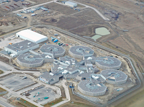 Figure 2 : Centre correctionnel du Centre-Est. Photo d'une vue aérienne du centre correctionnel incluant plusieurs bâtiments.