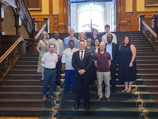 12 juillet 2024 : Le Commissaire et le personnel de l’Unité des services en français après la diffusion du rapport à Queen’s Park, à Toronto.