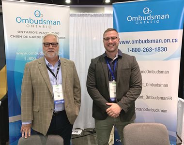 18 août 2019 : L’Ombudsman Paul Dubé et un membre de son personnel à la conférence annuelle de l’Association des municipalités de l’Ontario, à Ottawa.