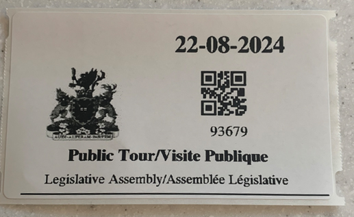 Badge bilingue d’identification pour les visiteur(euse)s à l’Assemblée législative de l’Ontario, après notre intervention.