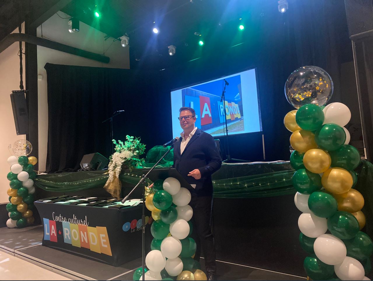 Le commissaire à la langue française prononce un discours