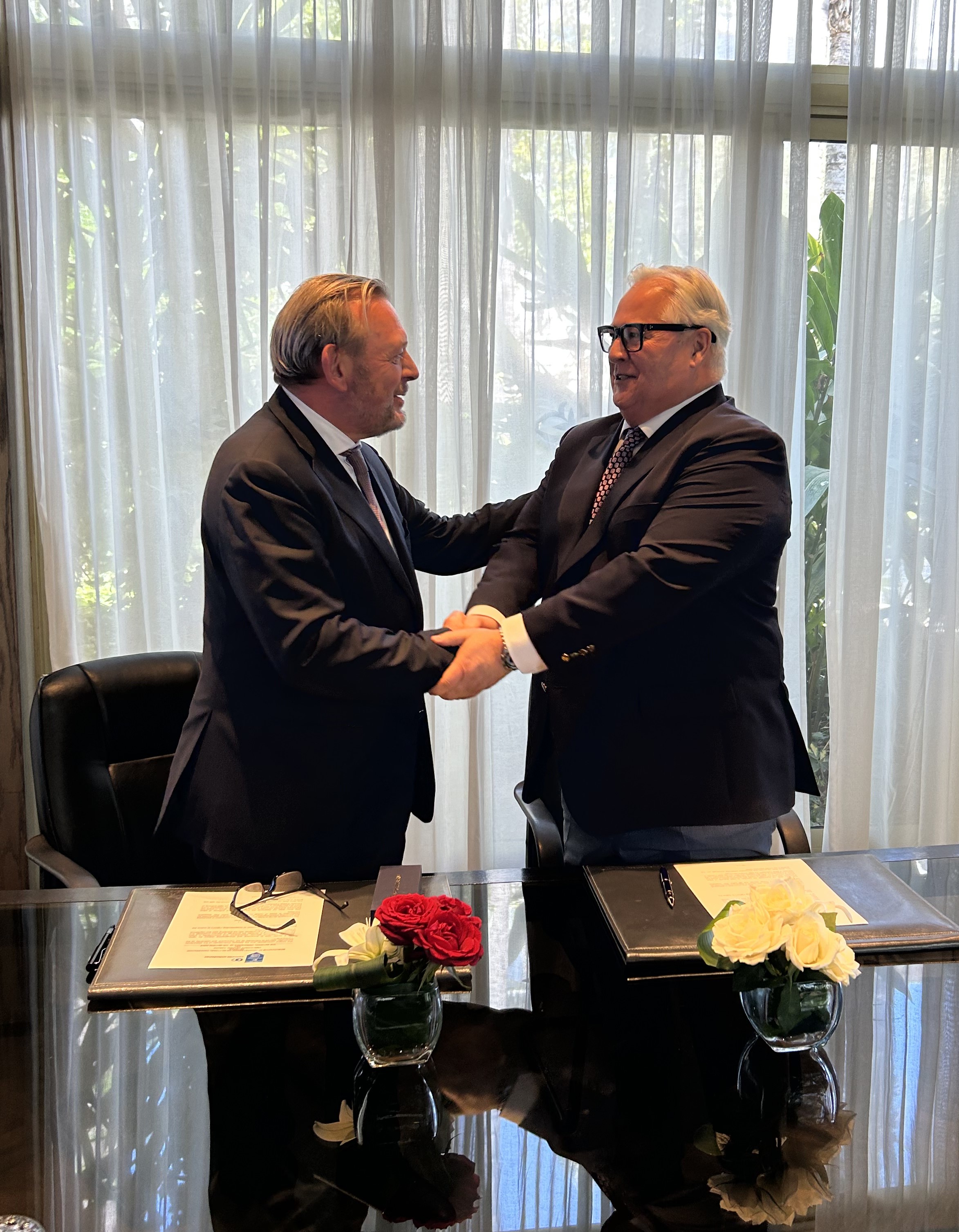 Ombudsman signing memoranda of understanding with ombudsman colleagues from The Netherlands