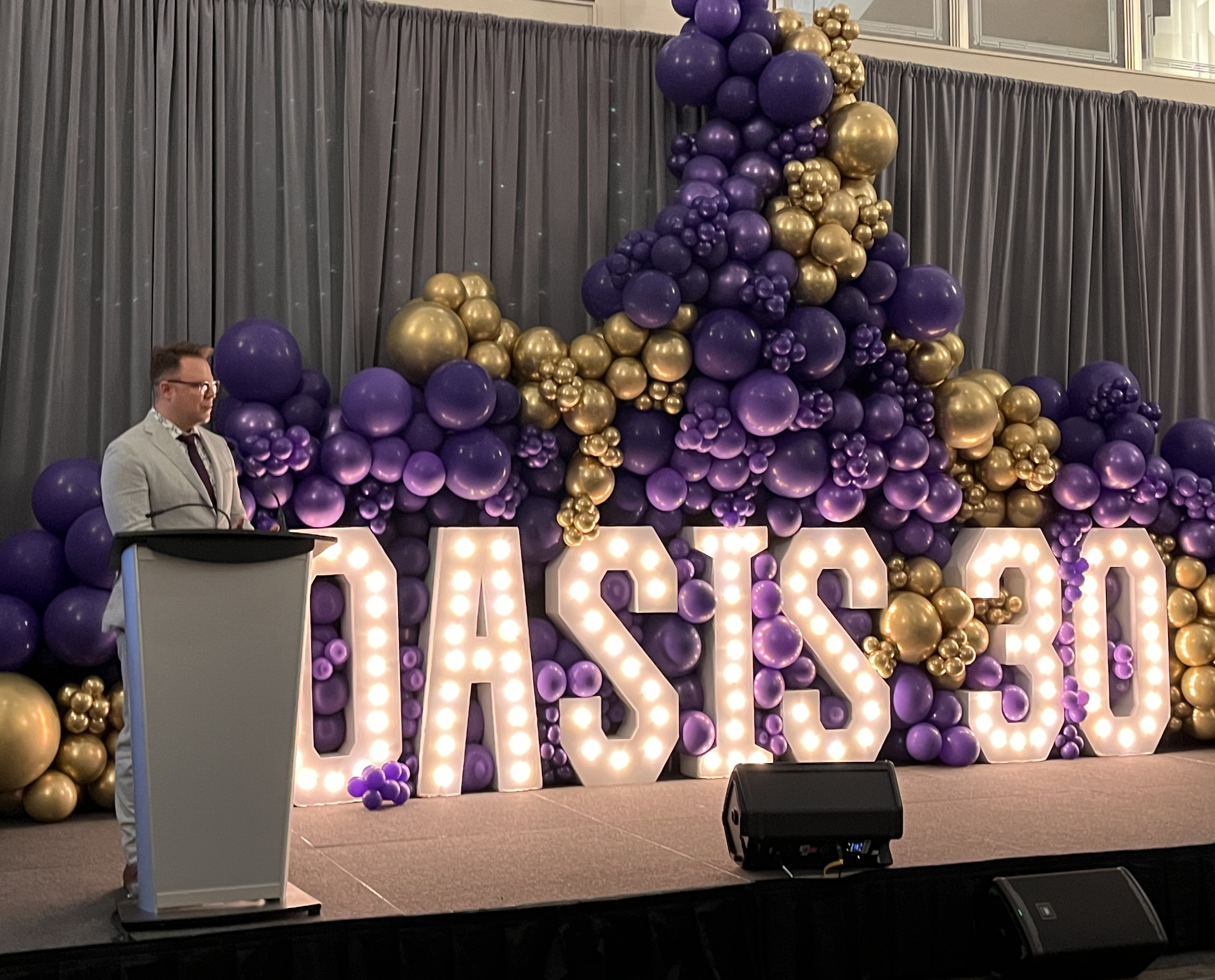 Commissaire prononce un discours au gala d’Oasis Centre des femmes