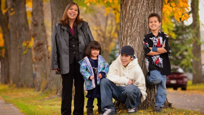Famille de quatre personnes dehors dans un parc