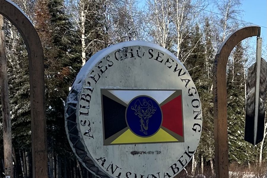Asubpeeschoseewagong Netum Anishinabek Panneau représentant une roue médicinale avec l’inscription « Asubpeeschoseewagong Netum Anishinabek » autour.