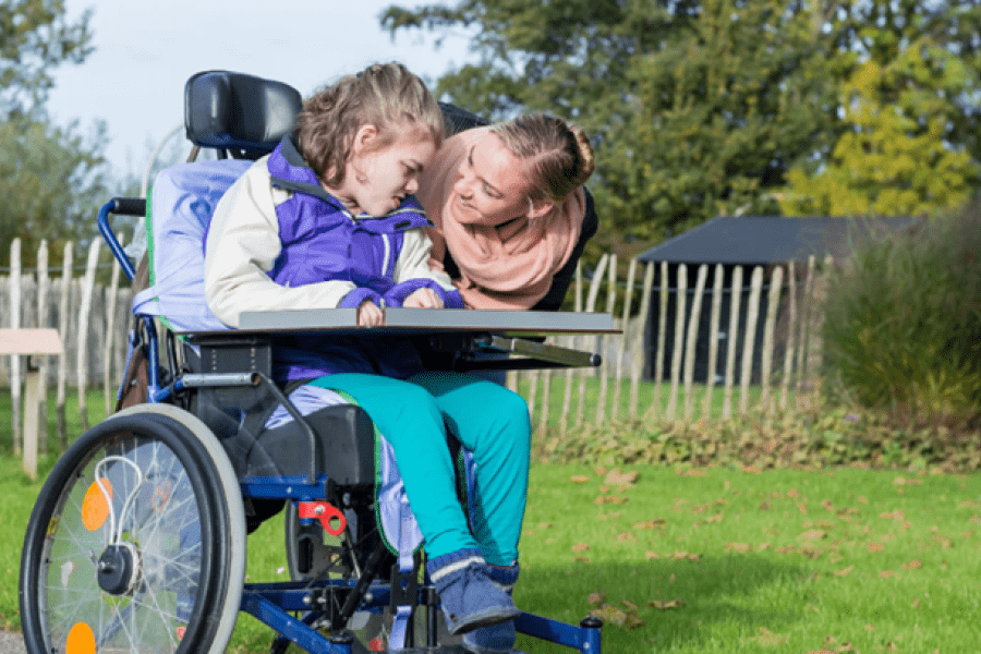  Enfant en fauteuil roulant avec sa mère