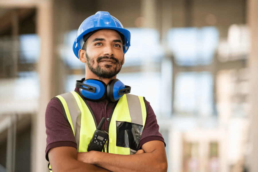  Ouvrier du bâtiment sur un chantier de construction