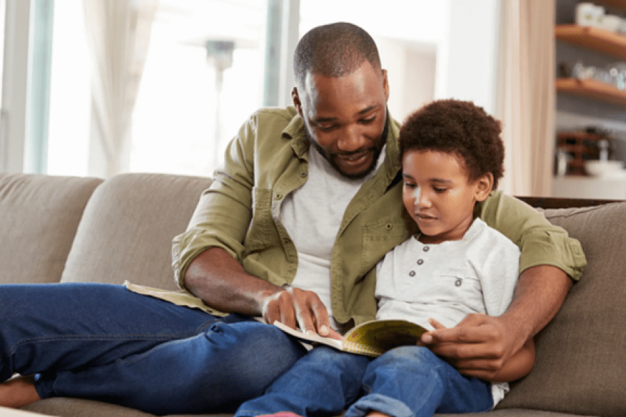 Père et fils lisant un livre ensemble