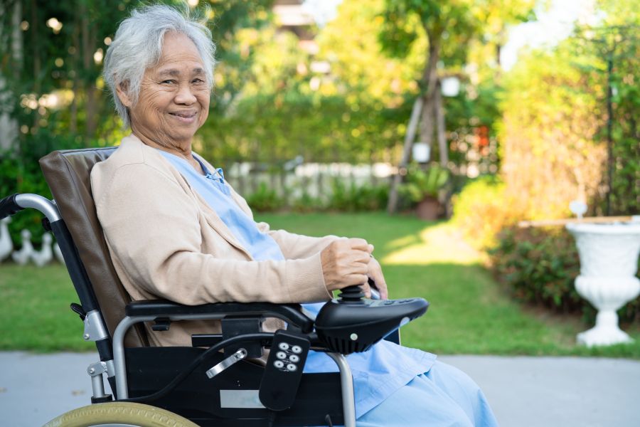 Personne assise dans un fauteuil roulant motorisé