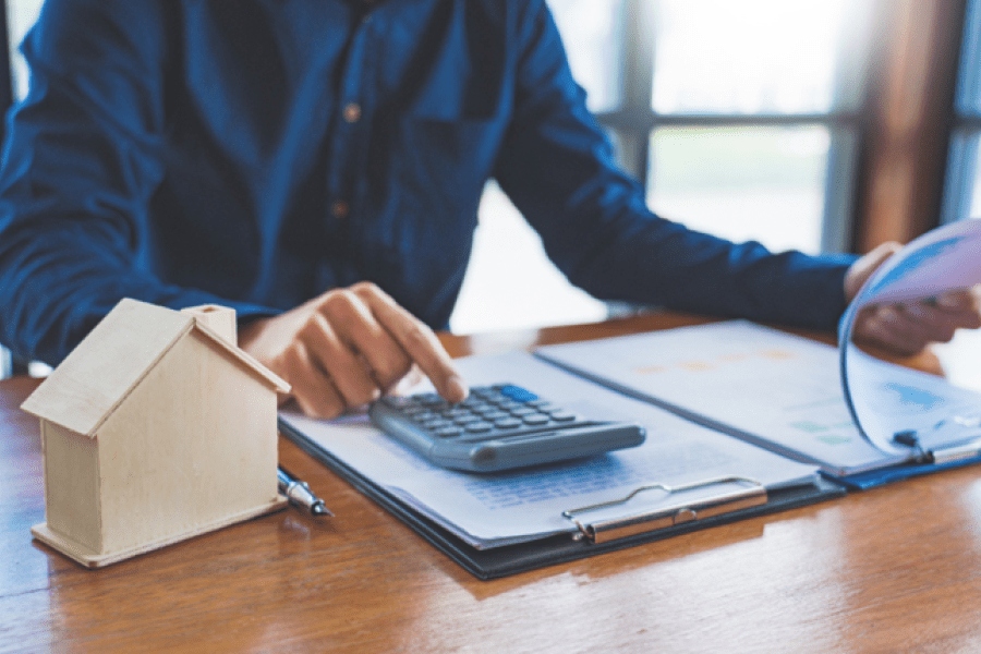  Personne utilisant une calculatrice