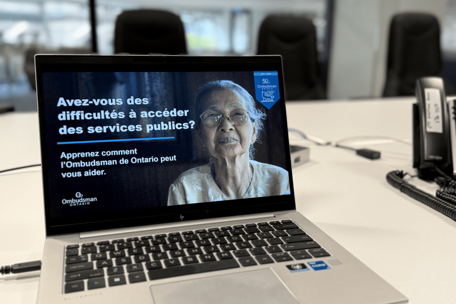 Un ordinateur portable avec une présentation. Un ordinateur portable avec une présentation.