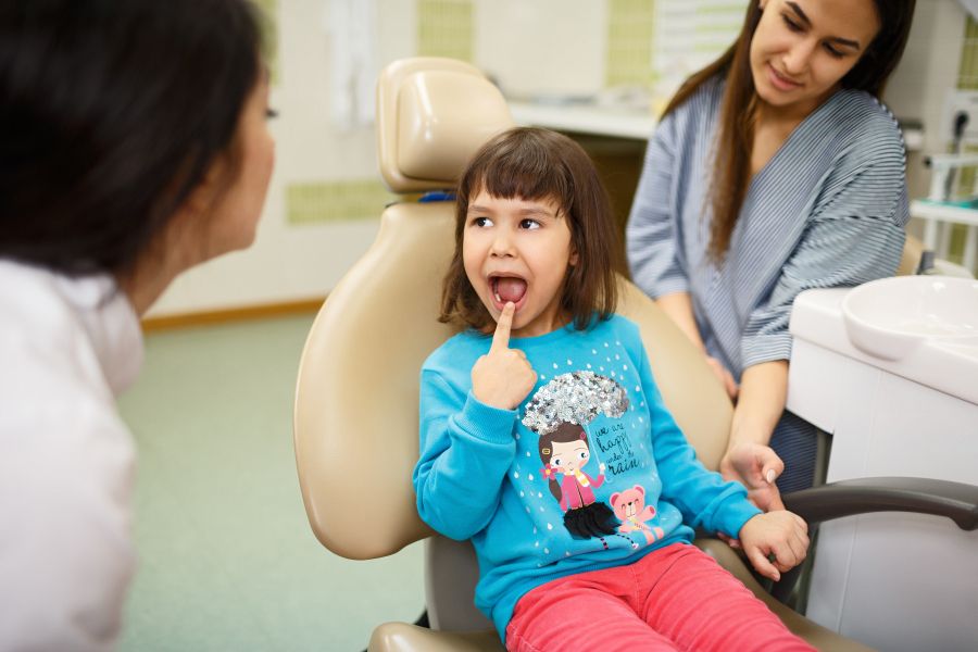Jeune enfant chez le dentiste