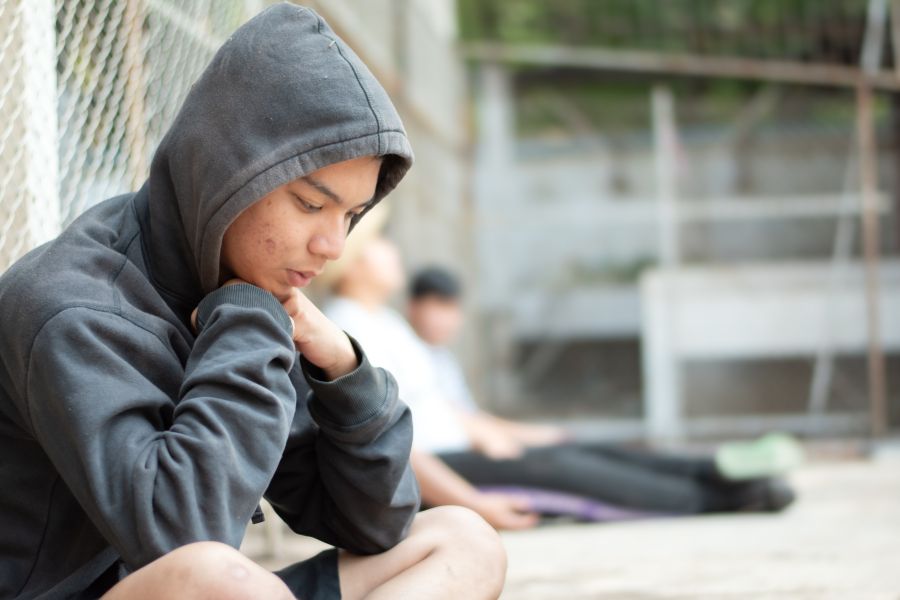 Jeune avec sweat à capuche Jeune avec sweat à capuche